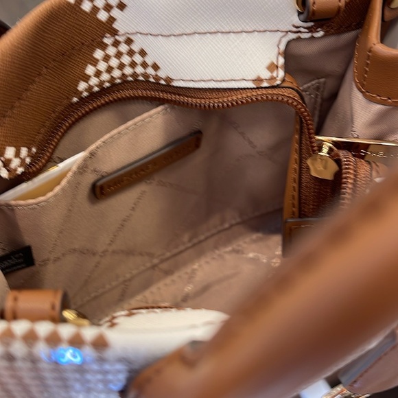 Michael Kors Mirella Extra-Small Logo Crossbody XBODY Shopper Bag
Luggage
NWT - Picture 15 of 16